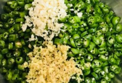 青辣椒的腌制方法视频,青辣椒腌制秘籍，美味家常小菜轻松做